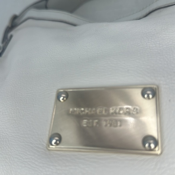 Large Michael Michael Kors  hobo in ivory pebbled leather. - Picture 7 of 11